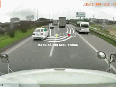 Clip: Kinh hoàng cảnh xe máy đâm bẹp dúm đuôi xe 16 chỗ trên cao tốc