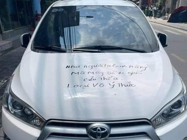 Dòng chữ đen trên nắp capo và cửa xe khiến tài xế "giận tím người": Dân mạng chia thành 2 phe sau khi nhìn bức ảnh này