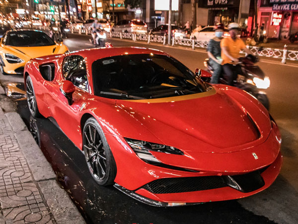 Ferrari SF90 Stradale đầu tiên Việt Nam của đại gia chơi lan Sài Gòn lần đầu lên phố, tụ tập cùng một loạt siêu xe tiếng tăm khác