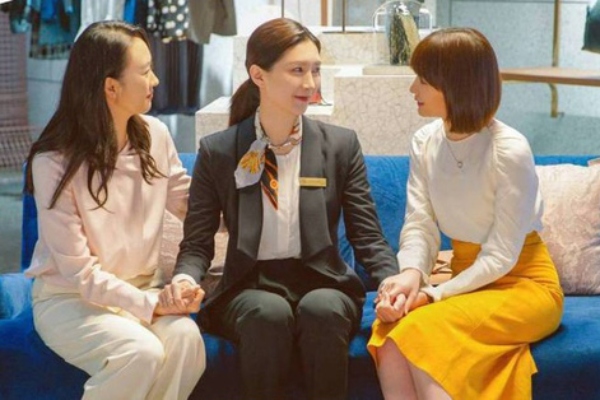 Cuối tuần rủ bạn về nhà chơi, cô đồng nghiệp cứ nhìn chằm chằm ảnh cưới của vợ chồng tôi rồi bỗng thốt ra một câu điếng người