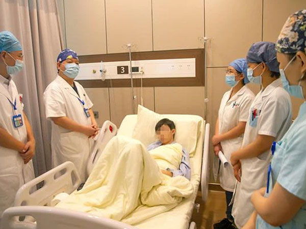 Hóc xương cá, chàng trai cố nuốt một cục cơm to, không ngờ xương cá 'chạy xuống' tận... hậu môn