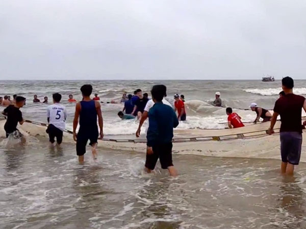 Vụ 4 nam sinh mất tích trên biển: Thi thể 2 nam sinh dạt vào bờ cách hiện trường 7km