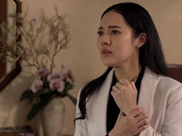Đi làm về, vô tình nghe được tiếng trò chuyện trong phòng ngủ của mẹ chồng, tôi cứ thế mà trào nước mắt vì xót xa