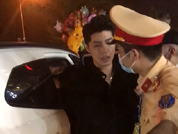 Xôn xao clip công an dẫn Noo Phước Thịnh đi giữa đám đông nhưng sự thật lại khiến dân tình 'ngã ngửa'