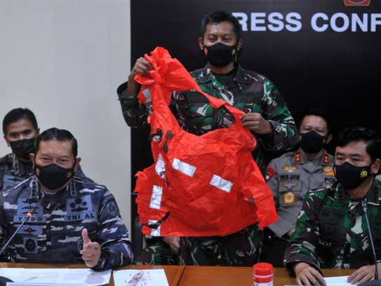 Tàu chìm, 53 người hy sinh: Indonesia công bố hình ảnh đau lòng, nạn nhân lấy đồ thoát hiểm nhưng chưa kịp mặc