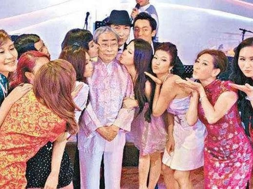 Đại gia phong lưu bậc nhất Hong Kong: Có hàng nghìn bạn tình, 200 bạn gái, 80 tuổi vẫn cặp với gái trẻ nhưng khi chết chẳng ai đến viếng