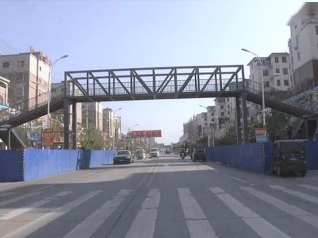 Thương con gặp nguy hiểm trên đường đi học, bà mẹ làm điều bất ngờ khiến mọi người nể phục