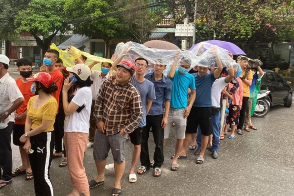 CĐV Thanh Hóa đội mưa, xếp hàng dài chờ mua vé xem trận gặp HAGL