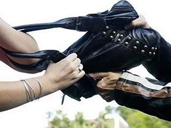 Đang giao dịch, nữ thương lái bất ngờ bị xịt hơi cay, cướp 380 triệu đồng