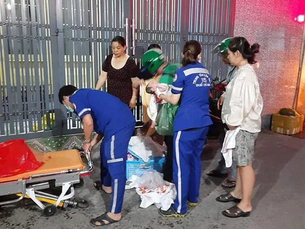 Màn sinh con ngoài đường phố gây chú ý, nhìn ảnh em bé ai cũng trầm trồ