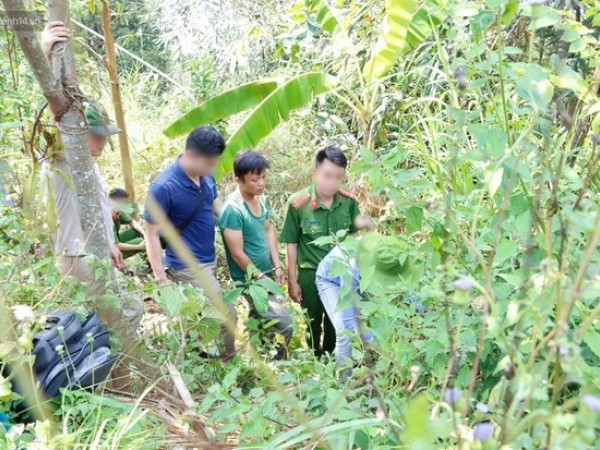Thực nghiệm hiện trường vụ thợ săn bắn nhầm người, quỳ lạy 3 lần rồi giấu xác vào hang