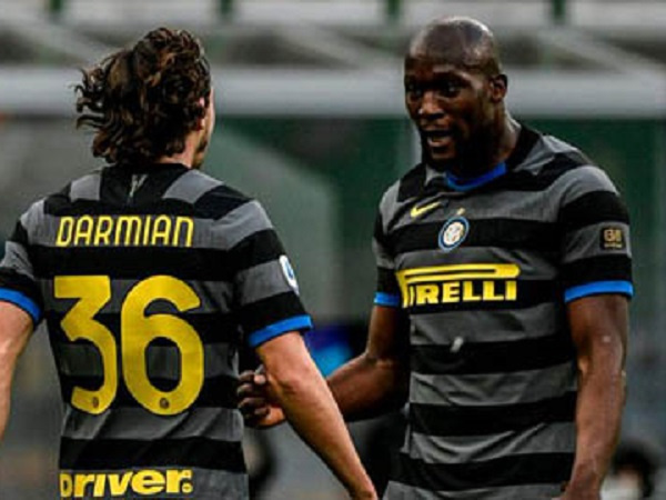 Inter băng về đích, Juventus có Ronaldo vẫn không thắng