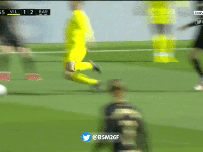Messi bị đạp thẳng vào ống đồng, may mắn thoát chấn thương kinh hoàng