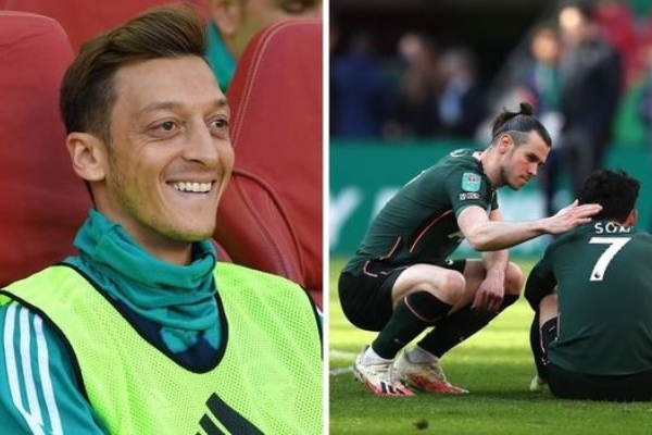 Oezil châm chọc Tottenham 'trắng tay' khiến nhiều CĐV phẫn nộ