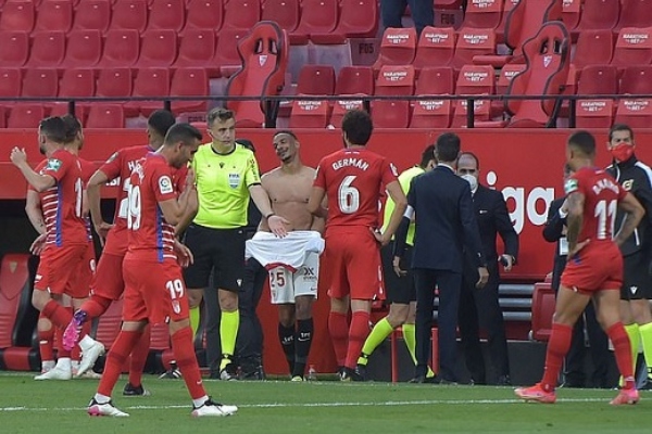 Trọng tài La Liga gây tranh cãi khi bắt cầu thủ trở lại sân đá bù thêm 1 phút