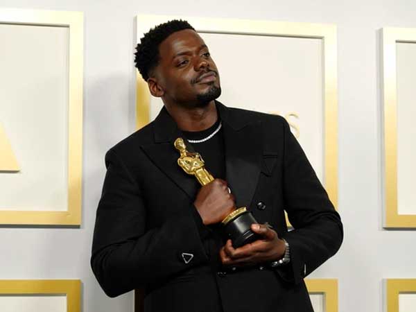 Tài tử Get Out gây sốc tại Oscar khi kể chuyện... tình dục của bố mẹ lúc nhận giải, phản ứng của gia đình khiến netizen cười ngất