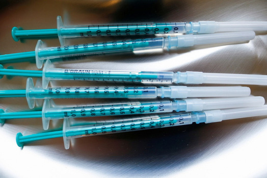 200 người phải xét nghiệm lại sau khi y tá tiêm nước muối thay vì vaccine Covid-19
