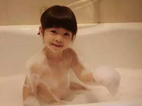 Con gái thường xuyên kêu đau vùng kín, mẹ trẻ hối hận vì tắm cùng con mỗi ngày
