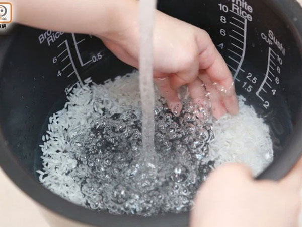 Vo gạo bằng lòng nồi cơm điện gây xước, hỏng lớp phủ, gây hại sức khỏe? Đây là câu trả lời của nhà sản xuất