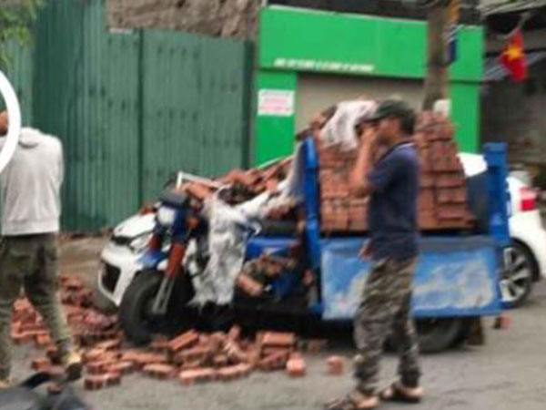 Video: Ôtô 4 chỗ móp méo sau va chạm với xe 3 bánh chở gạch