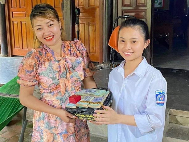 Nhặt được bọc tiền vàng trị giá gần nửa tỷ đồng, nữ sinh đứng giữa đường chờ người trả lại