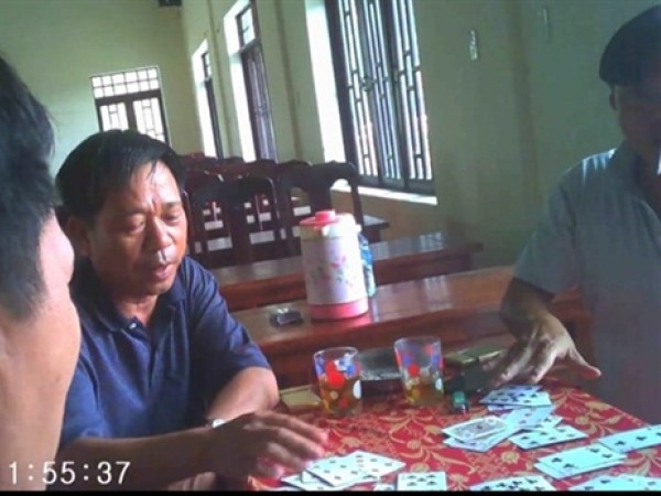 Bí thư đánh bạc tại hội trường UBND: 'Giải trí, uống café'