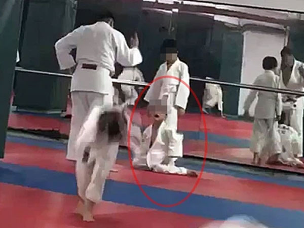 Cậu bé 7 tuổi chết não sau khi bị thầy giáo và bạn tập quật ngã 27 lần trong lớp Judo