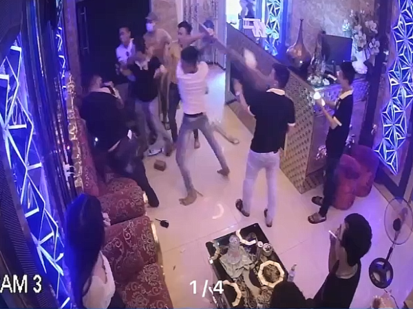 Ngang ngược: Nhóm côn đồ hành hung nhân viên, đập phá quán karaoke vì không rủ được nữ tiếp viên đi chơi cùng