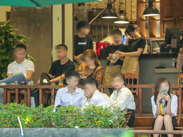 Video ảnh: Nhiều người dân Hà Nội "quên" khẩu trang phòng chống dịch Covid-19