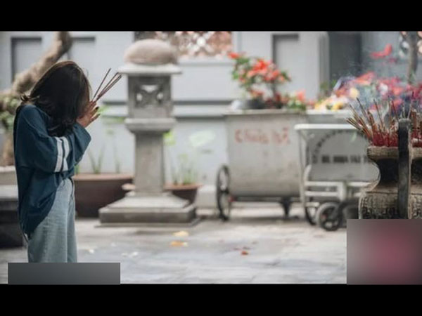 Đi tham quan chùa Hà để chuẩn bị sắm đồ làm lễ, cô gái trẻ vừa ra khỏi chùa đã gặp được ý chung nhân: 'Đúng gu của mình luôn!'