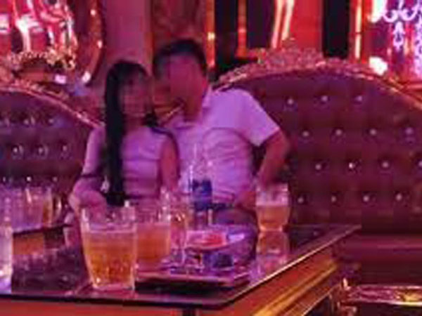 Đang dập dìu cùng 'tay vịn' ở quán karaoke, chàng trai muối mặt khi bắt gặp ngay mẹ vợ tương lai, cư dân mạng: 'Thế rồi từ nay người yêu sẽ thành người yêu cũ nhé!'