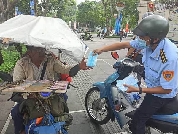 TP.HCM bắt đầu ra quân nhắc nhở, yêu cầu người dân đeo khẩu trang nơi công cộng: Cố tình chống đối sẽ xử phạt