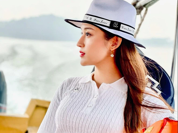 Sao Việt khoe nước hoa mùa hè: Lệ Quyên khắc hẳn tên riêng, Phí Phương Anh - Khánh Linh dùng toàn mùi nhẹ nhàng sang chảnh