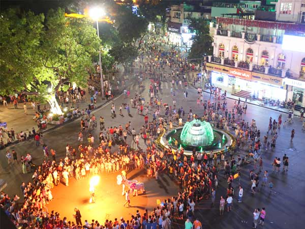 Hà Nội tạm dừng tổ chức các lễ hội và tuyến phố đi bộ