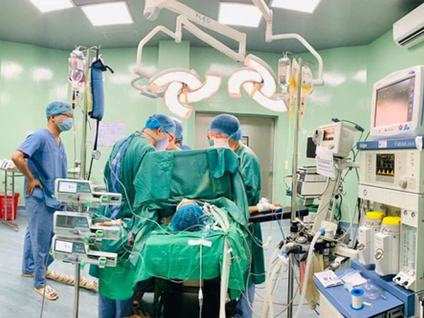 Nghệ An: Cô gái 15 tuổi bị bồn nước đè sập lên người nguy hiểm đến tính mạng