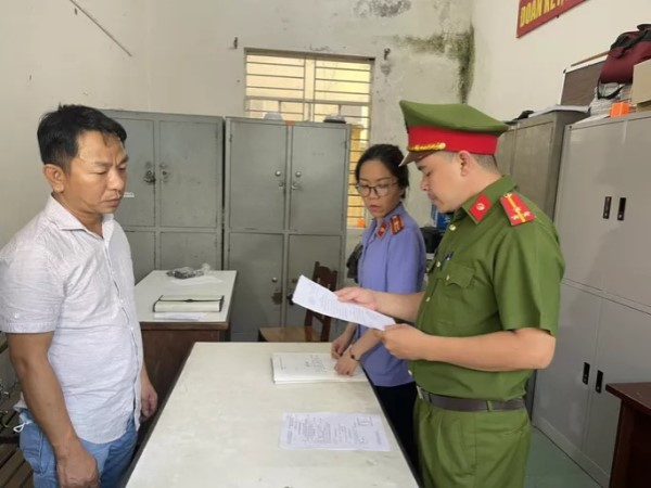 Bắt giam đối tượng tạt sơn vào nhà người yêu cũ để trả thù