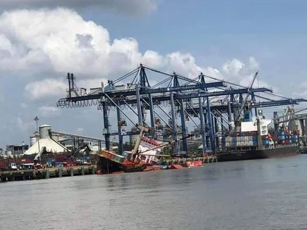 Xác định nguyên nhân tàu lật nghiêng, 18 container rơi xuống sông ở TP.HCM