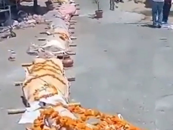 Video: Thi thể xếp hàng dài chờ đưa đi hỏa táng ở Ấn Độ