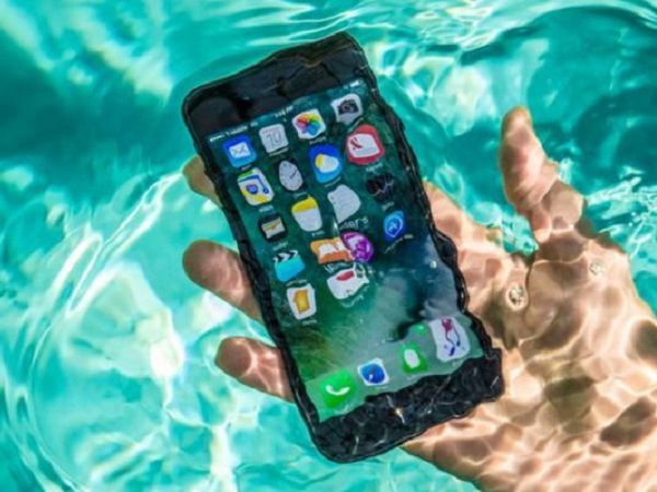 Apple phóng đại khả năng chống nước của iPhone?