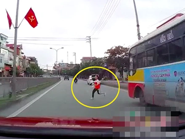 Video: Nữ sinh lấp ló sau chiếc xe buýt rồi bất ngờ băng qua đường, cảnh tượng sau đó khiến ai nấy hãi hùng