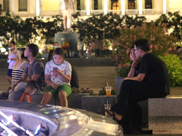 Nhiều người dân ở TPHCM kéo khẩu trang xuống dưới mũi, thản nhiên tụ tập, ăn uống