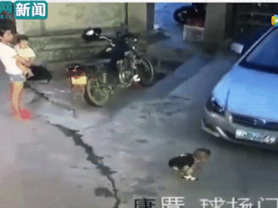 Video: Phẫn nộ video người phụ nữ thản nhiên đứng nhìn bé trai 2 tuổi bị ô tô cán trúng
