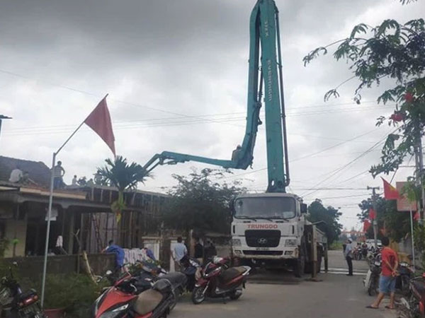 Gãy cần bơm bê tông khi đổ trần, 2 công nhân thương vong