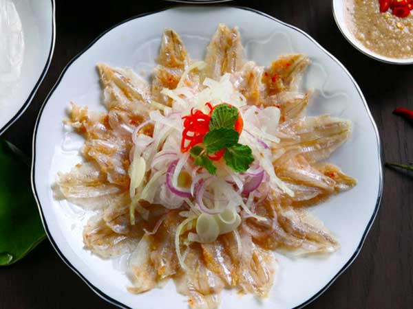 Món gỏi cá hút khách nhất Quy Nhơn được ví như 'sushi' phiên bản Việt