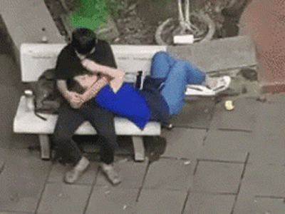 Cặp đôi thản nhiên ôm hôn, nằm lên đùi nhau sau giờ học, vị trí ngồi còn gây phẫn nộ hơn nữa