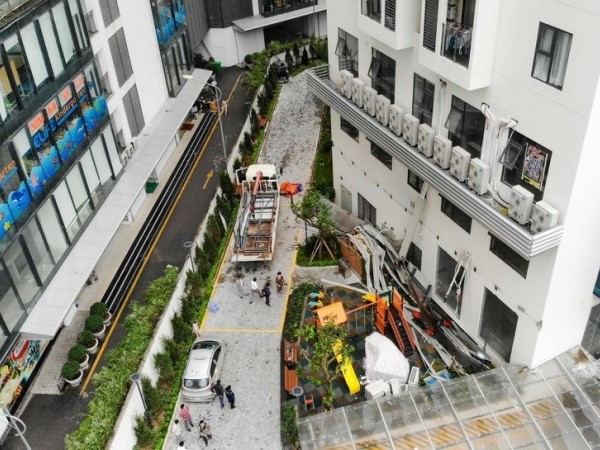 Hà Nội: Hiện trường vụ sập giá đỡ điều hoà khiến cư dân hoảng hốt