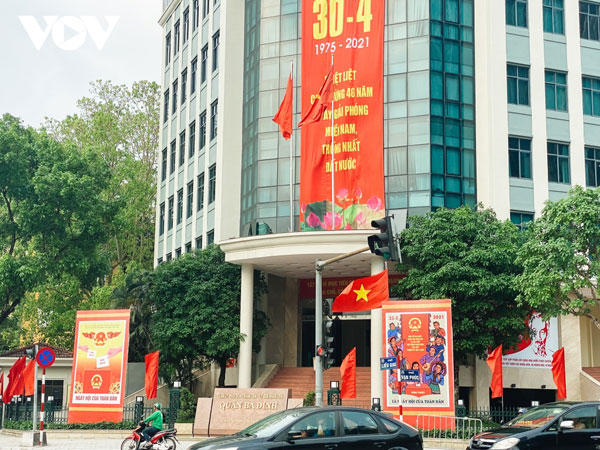 Hà Nội ngập tràn sắc đỏ của pano, áp phích cổ động ngày bầu cử