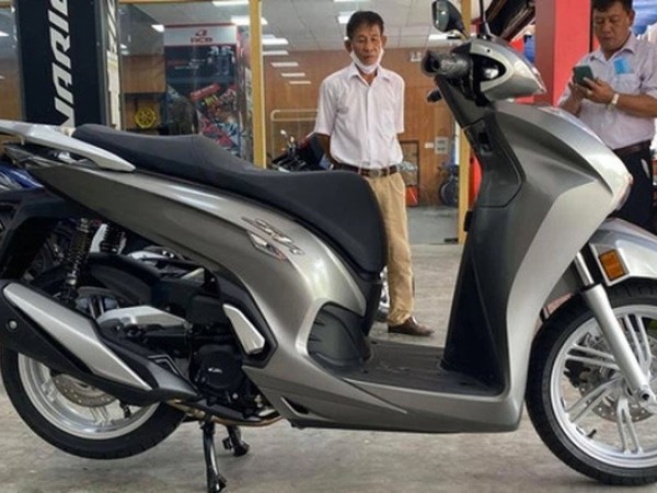 Honda SH 350i đầu tiên về Việt Nam: Giá 328 triệu đồng, nhập Ý, dành cho giới nhà giàu chịu chơi