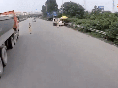 CLIP: Container bất chấp 'thông chốt' khi được CSGT yêu cầu dừng xe, hành động sau đó của tài xế càng gây phẫn nộ