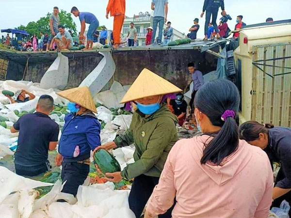Hàng chục người dân lội bùn gom 30 tấn dưa hấu bán giúp tài xế